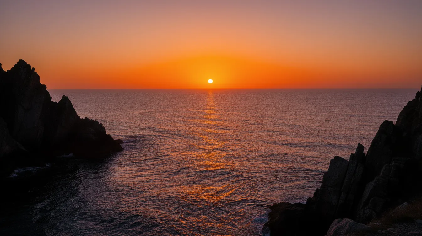 Ein malerischer Sonnenuntergang über der offenen Meeresfläche zeigt einen orangefarbenen Himmel, während die Silhouetten von Felsen am Rand deutlich sichtbar sind. Diese Szene könnte von Glyfada Beach auf der Insel Korfu stammen, einem beliebten Ort für Urlauber und Hotels.