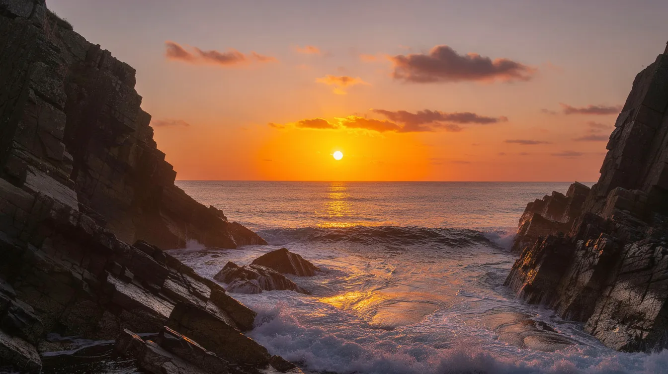 Ein atemberaubender Sonnenuntergang über dem Meer, der die Klippen an der nordwestlichen Küste von Korfu in warmes Orange taucht. Die ruhigen Wellen reflektieren das Licht des Himmels und schaffen eine malerische Kulisse für ein unvergessliches Erlebnis in Agios Stefanos.